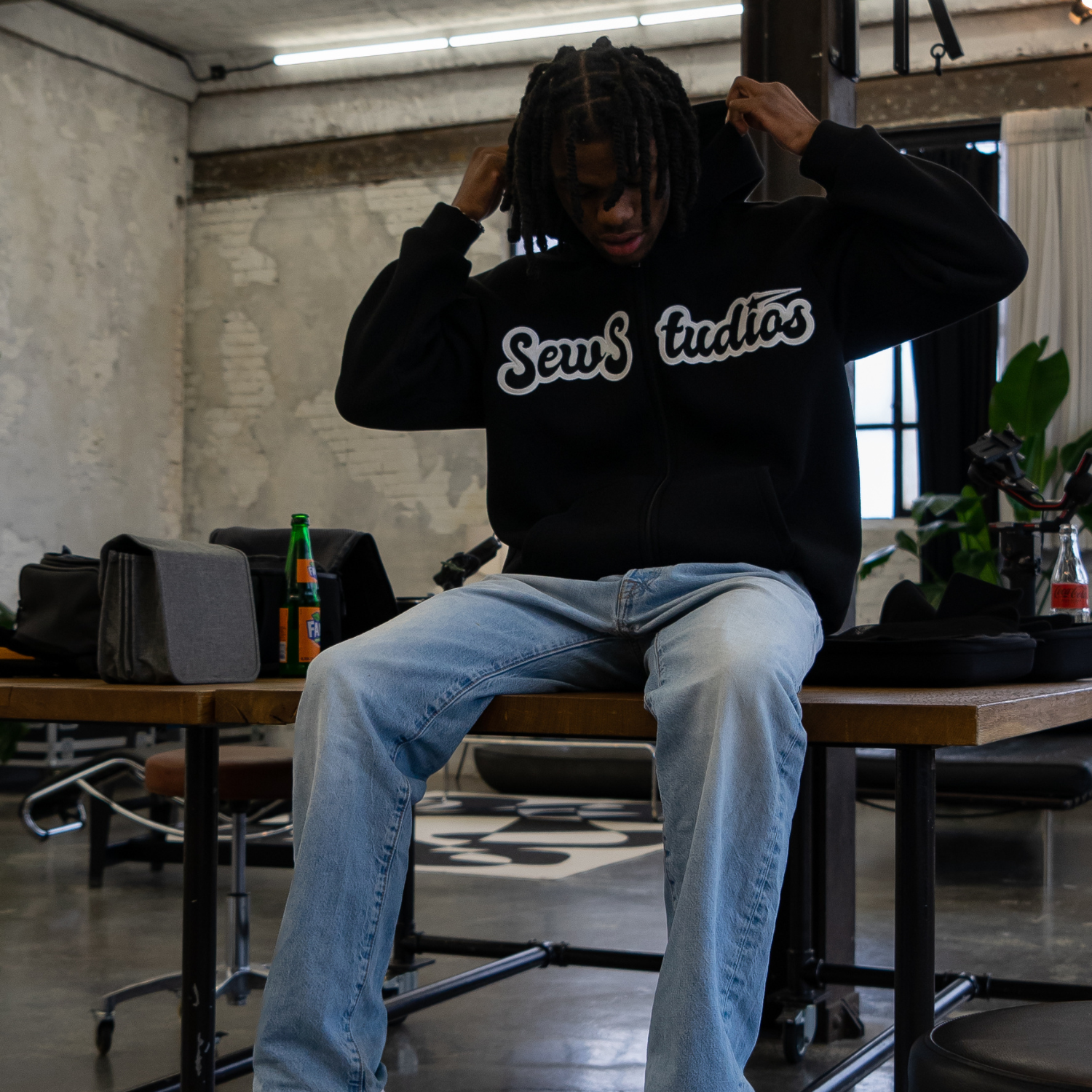 HEAVY BLACK ZIP-HOODIE