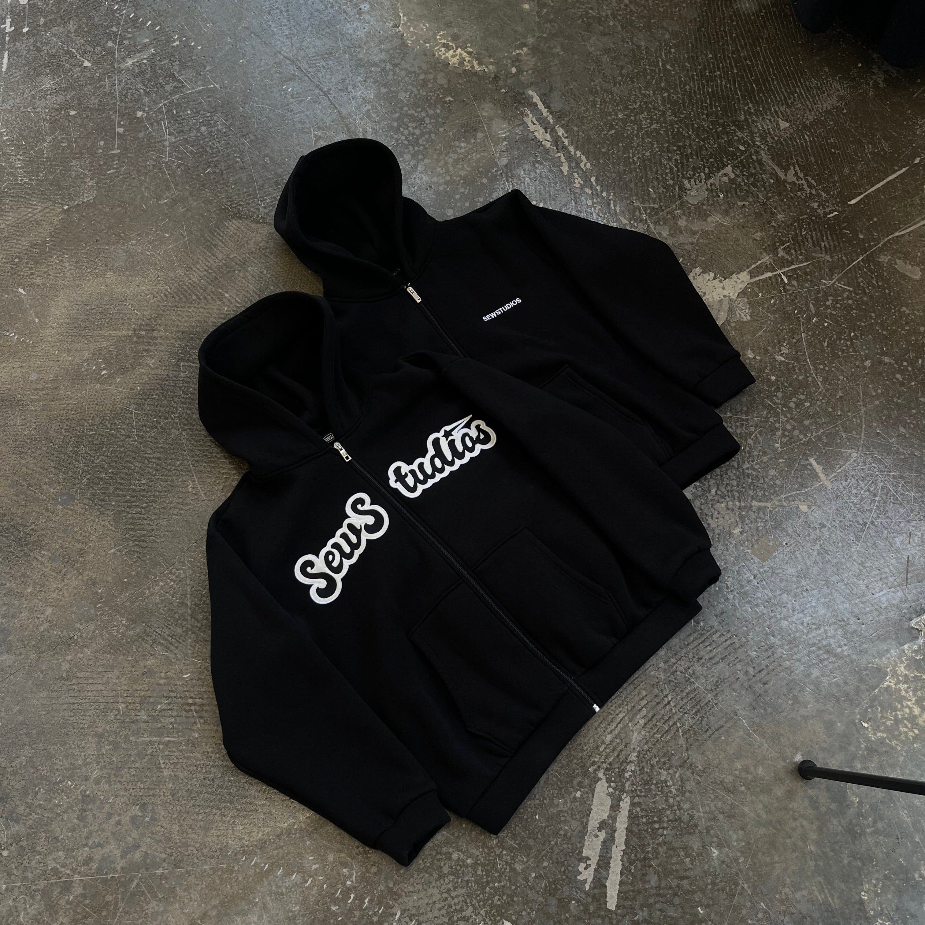 HEAVY SIGNATURE ZIP-HOODIE